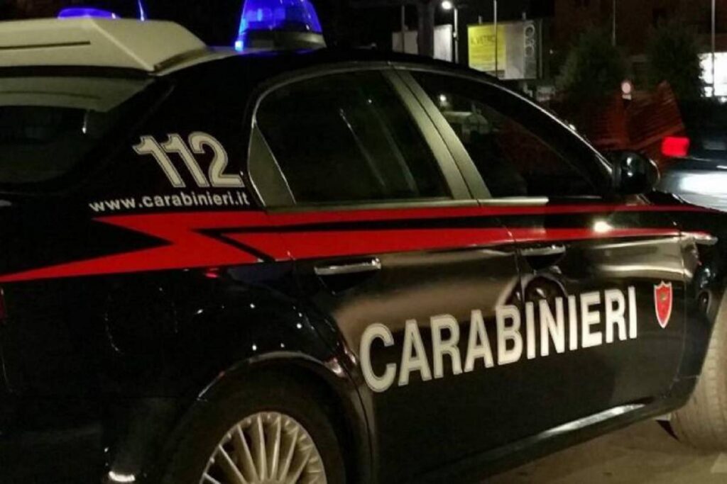 Milano: Carabinieri in tenuta antisommossa contro un gruppo di giovani ...
