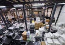 Napoli, sequestrato deposito abusivo di esplosivi e merce contraffatta